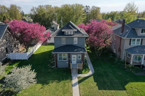 Cheerful 4 Bedroom home close to the waters edge.
