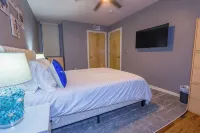 Boathouse Suite - CLE Flats River - Free Parking - 24/7 Gym - balcony