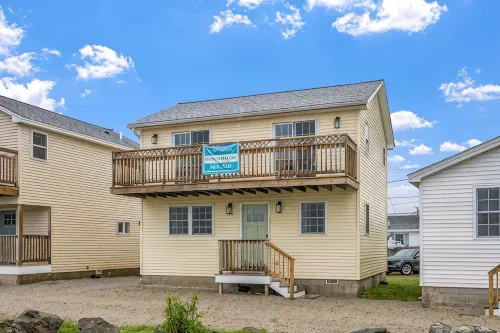 Attractive, updated 2-bedroom home, 5 min walk to beach, pets ok, onsite parking