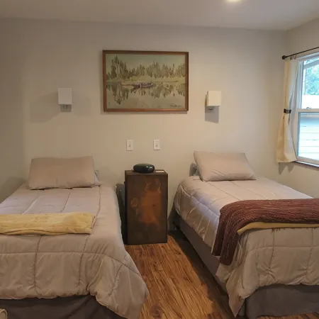 Quiet 1 bedroom cabin located on the South Fork of the Coquille River