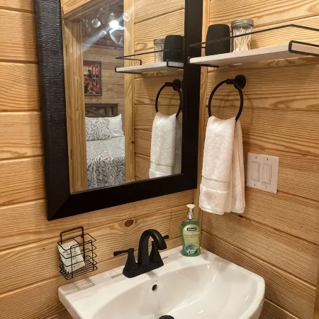 Cabin Unit 4 of 6 with AC and WiFi in serene Paige