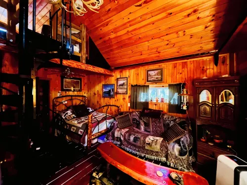 Charming Full Bed & 2 Twin Bed  cabin w/AC, Heat, WiFi in lovely Cooperstown,