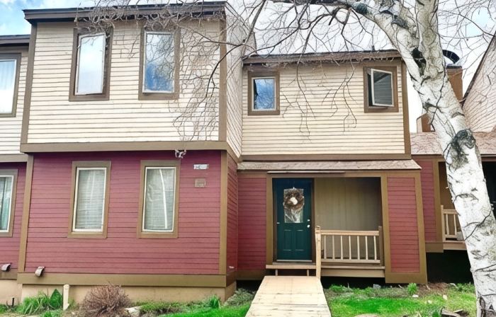 Perfect for family getaway, across from Mount Snow Mountain- Sleeps up to 12!