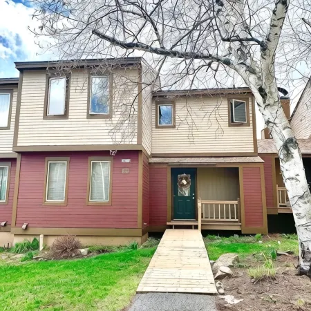 Perfect for family getaway, across from Mount Snow Mountain- Sleeps up to 12!