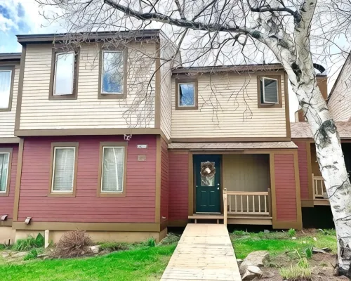 Perfect for family getaway, across from Mount Snow Mountain- Sleeps up to 12! Hotels in Dover