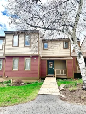 Perfect for family getaway, across from Mount Snow Mountain- Sleeps up to 12!