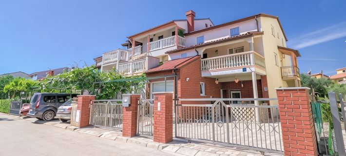 Balcony with sea view, FAZANA, 280m to the main beach, 400m to the old town Hotels in Fazana
