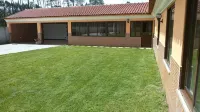 Ideal for families with children, has plenty of room to play. Pets accepted - 2-Star