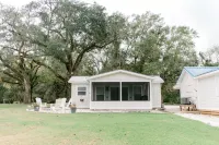 Studio style Cabana on the river - Wifi