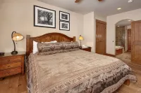 True Ski-in/Ski-Out Luxury at Lone Eagle – Highest 2Br on the Slope Side
