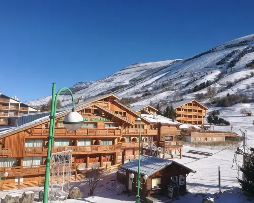 Spacious renovated apartment - 75m², at the foot of the slopes, ideal for families (baby equipment Hotéis em Vénosc