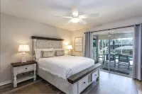 Serenity Waterfront 4Br w/ Private Dock, Heated Pool & Relaxing Hot Tub - Jacuzzi