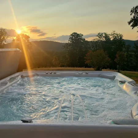 Lost River Solar - Modern 4Br+Lofts. Hot Tub w/Epic Views! Swim + Fish Pond!