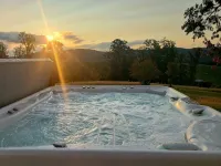 Lost River Solar - Modern 4Br+Lofts. Hot Tub w/Epic Views! Swim + Fish Pond! - 4-Star