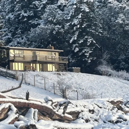 Year Round Beachfront Escape. Mountain Views, Hot Tub, Dedicated Retreat Room