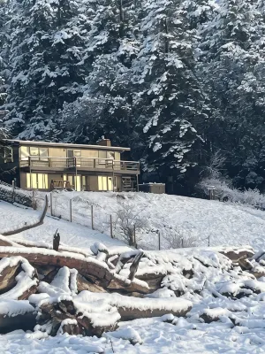 Year Round Beachfront Escape.  Mountain Views, Hot Tub, Dedicated Retreat Room - ビーチサイド