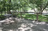 Guadalupe River Road Retreat Honeymoon Cabin - Chalets