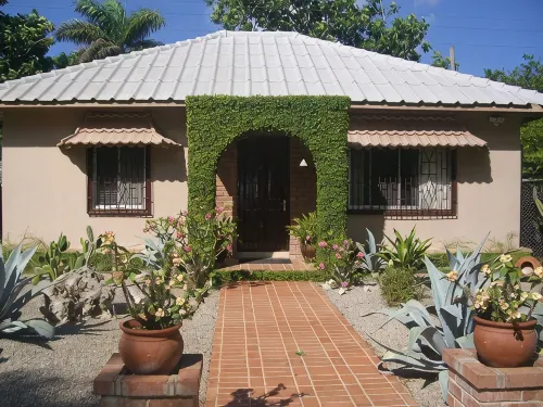 A Private Cottage Just Steps Away From the Beach and Hip Strip - 2-Star