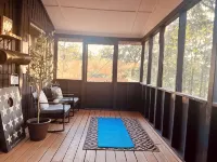 Mtn Views, Guests Rave:FamilyFriendly Cottage, GameRoom, Mins to Lake Laura