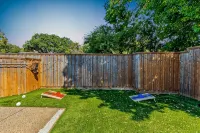 "Serenity Dallas": 5BD/2.5BA House with Pool-Jacuzzi/Pool Table/2 Living Areas! - Private Pools