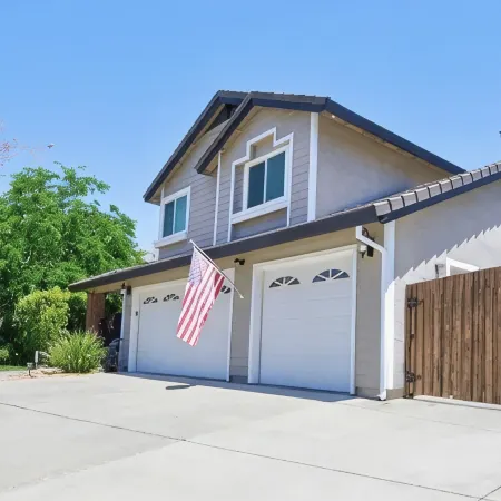 Spacious 4 Br Home, with Fireplace, Wet Bar, Pool, & Indoor Jacuzzi Tub.