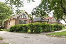 Cozy 4-bedroom house in adorable Evanston with WiFi, AC