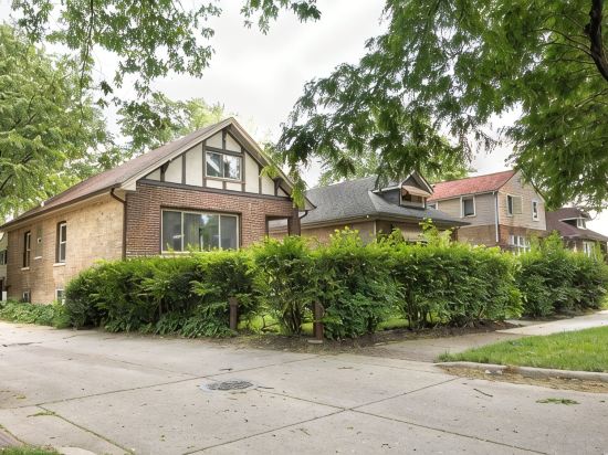 Cozy 4-bedroom house in adorable Evanston with WiFi, AC