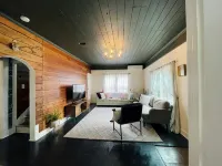 Eclectic cottage, steps from downtown - Bungalows