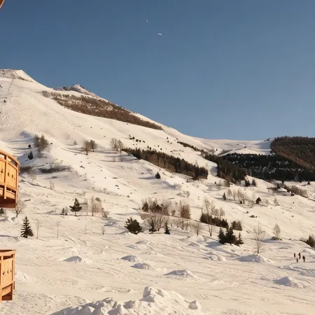 2 Bed Apartment with Great Views Backing onto the Diable Ski Lift