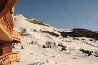 2 Bed Apartment with Great Views Backing onto the Diable Ski Lift