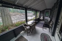 Riverside Mid-Century Cabin with Mountain Views - Chalets