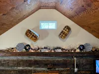 Quaint old fashioned cabin, Loft, Grill, Fire Pit!
