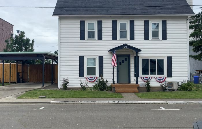 Eclectic cottage, steps from downtown