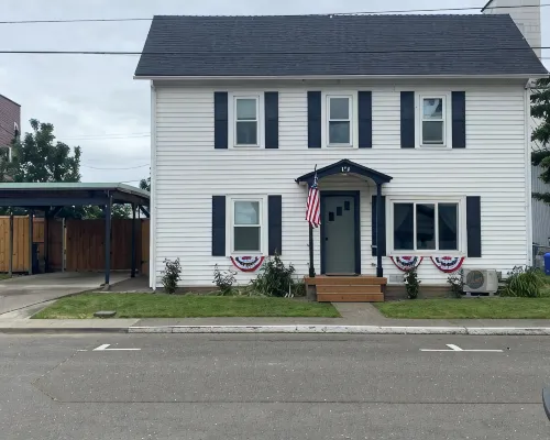Eclectic cottage, steps from downtown カールトンのホテル