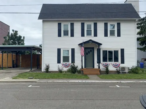 Eclectic cottage, steps from downtown - Bungalows