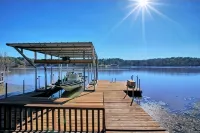 Beautiful views and lake front home on Toledo Bend! Fish right of the dock! - 3성급