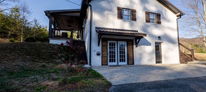 Red River Gorge! 5 bed/3bath on 8 private acres!! Hot tub, Arcade room, Garage Hotels in Powell County