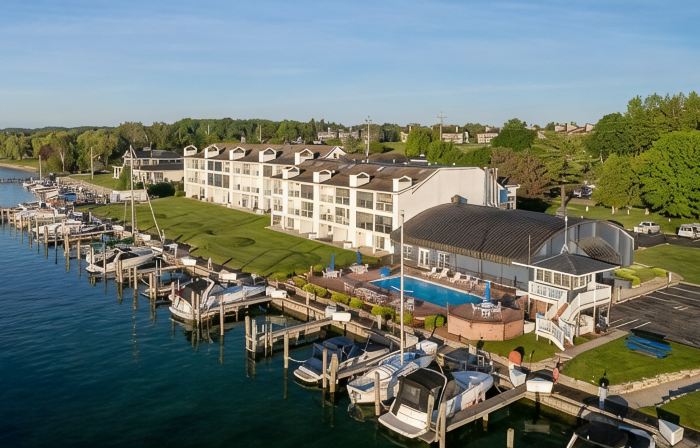 Lake Charlevoix/King/Queen/2 Bed/2 Bath Condo/Town/Beach/Pool