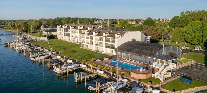 Lake Charlevoix/King/Queen/2 Bed/2 Bath Condo/Town/Beach/Pool Hotels in Charlevoix