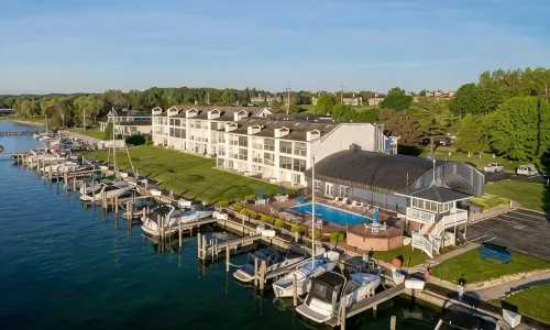 Lake Charlevoix/King/Queen/2 Bed/2 Bath Condo/Town/Beach/Pool