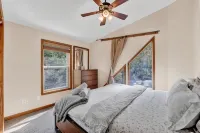 roomy CHALET-3 mts WALK2LAKE w/LINENS/FIREPIT/HOTTUB/GAMES/BB&JACK FROST Ski mts - balcony