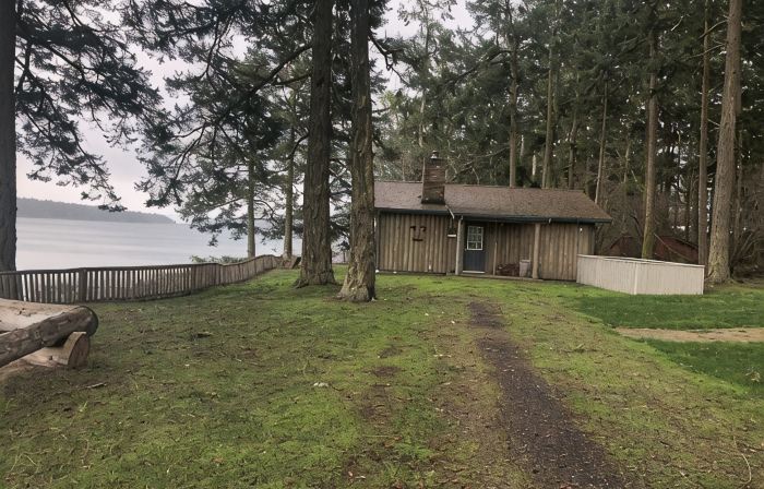 Adorable beach cabin within a few steps to a secluded beach!