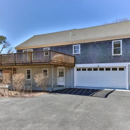 Beautiful Chatham, Sun Sand & Surf. 8/10 mile to beaches ,pet friendly home
