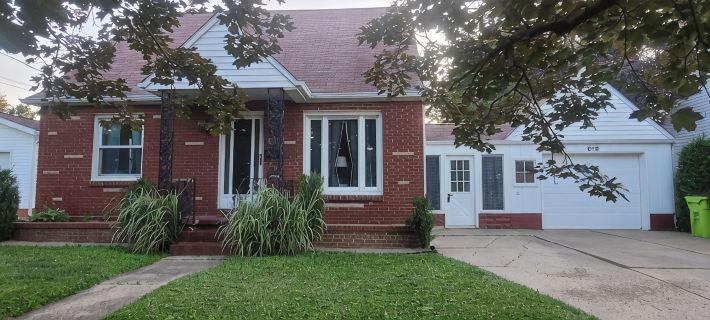 Charming 3-bedroom house in Newton Falls with WiFi and AC Hotels in Trumbull County