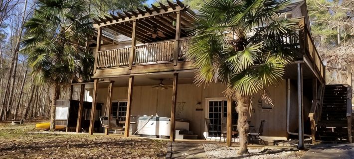 Relax among the palms at Reeled Inn on Beautiful Lake Gaston Hotels in Warren County