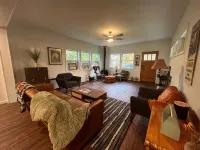 Cozy Cabin - walking distance to town and 10 minutes to Bromley. Pet friendly!