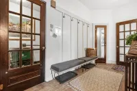Downtown Apartment! Large, Cozy, Family friendly private oasis in city center!