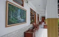 RedDoorz Plus Near Alun Alun Selatan - Pensions