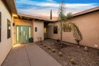 Game Room-Pool heated w/jacuzzi-Waffles-2 California King Beds-U of A 8 miles - สระว่ายน้ำส่วนตัว