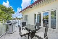 Hollywood Luxurious Waterfall 6 bedroom house . Incredible views